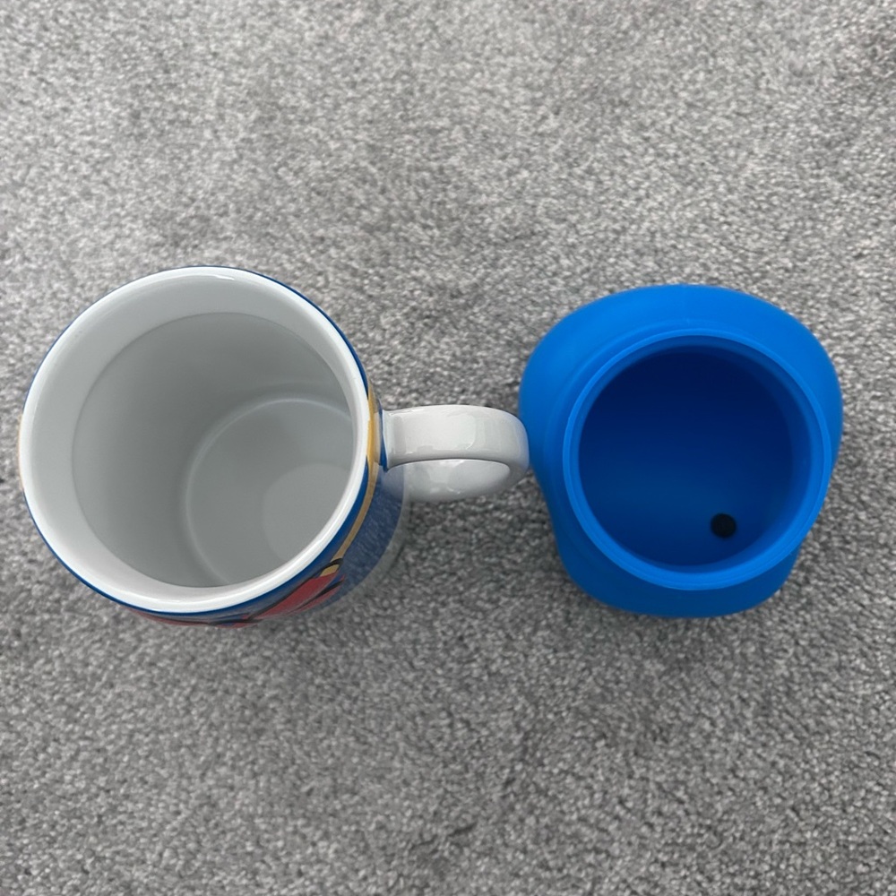 Donald Duck Mug with Silicon Hat Lid - Picture 2 of 3